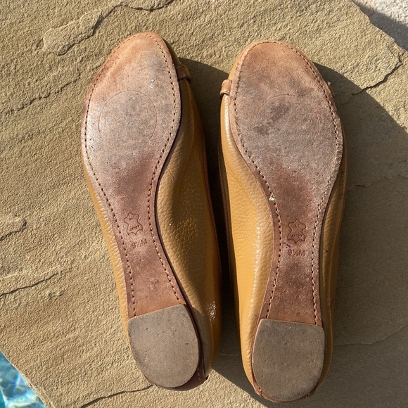 Tory Burch patent tan flats - Picture 5 of 12
